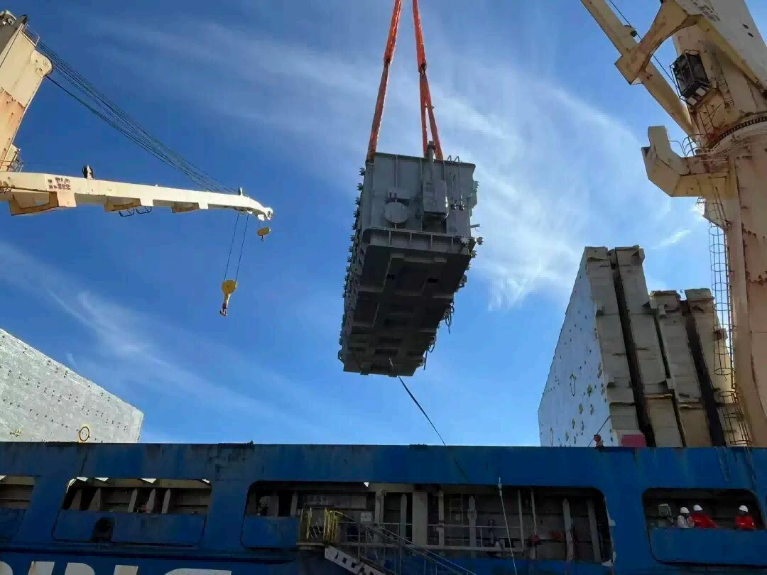 Twee transformatoren van 128 ton vertrekken naar Afrika: waarom elke zware lift een test is van vaardigheid en verantwoordelijkheid